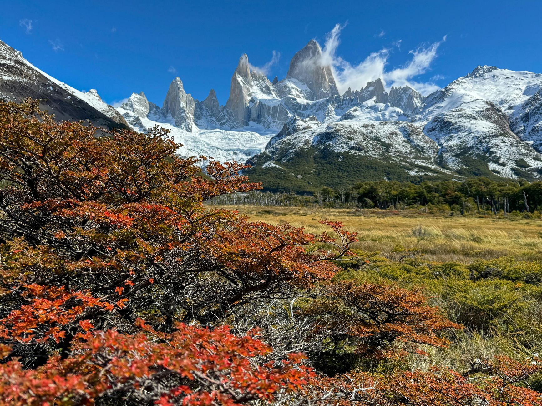 Amanecer sobre el cerro Fitz Roy iluminado en tonos rojizos