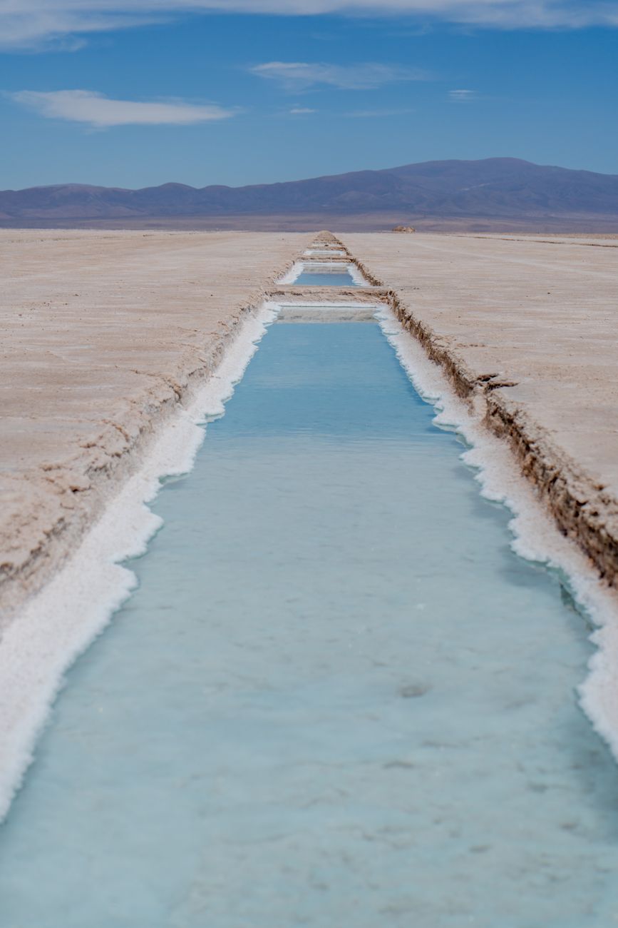 Extensión blanca y horizonte infinito en Salinas Grandes, Jujuy